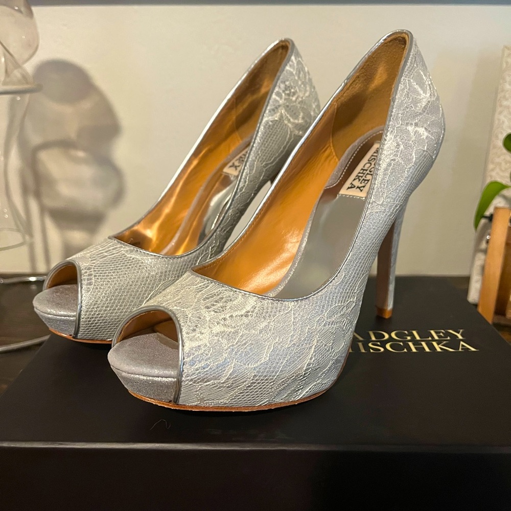 Badgley Mischka Womens Humbie Vi White Silver Peep-toe Formal Pumps